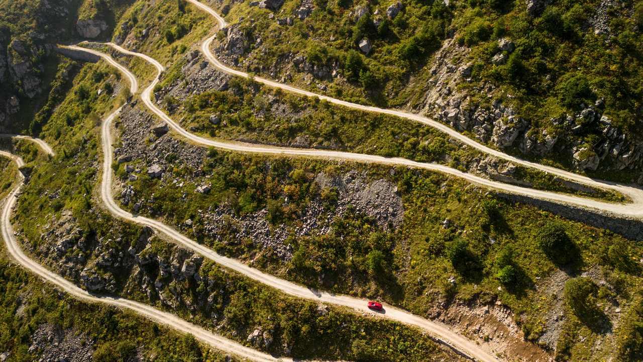 A vehicle moves along the unpaved D-915 road in Türkiye, where sharp bends and rugged terrain define one of the country’s most challenging routes. (Photo via Oksijen daily)