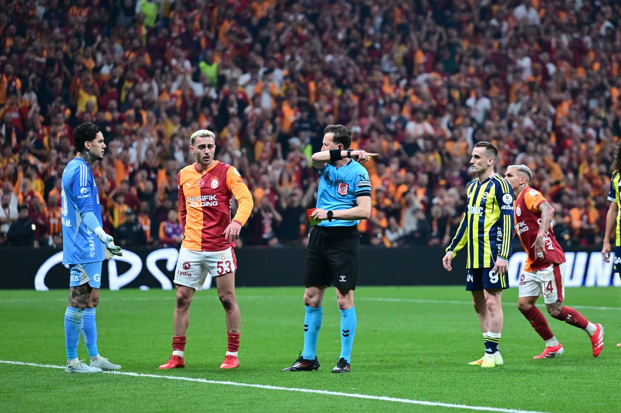 Fenerbahce goalkeeper Ederson Santana De Moraes (L) is shown a red card during the Turkish Super Lig week 31 football match between Galatasaray and Fenerbahce at RAMS Park in Istanbul, Türkiye, April 26, 2026. (AA Photo)