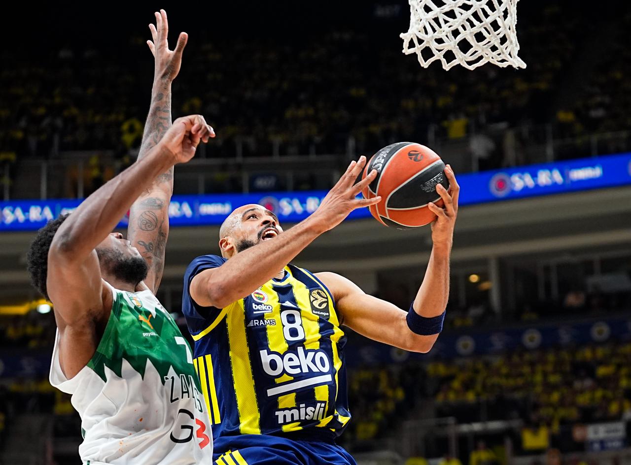 Talen Jalee Tucker (8)) of Fenerbahce Beko in action against Moses Wright (7) of Zalgiris during the EuroLeague play-off first match between Fenerbahce Beko and Zalgiris at Ulker Sports and Event Hall in Istanbul, Türkiye, April 28, 2026. (AA Photo)