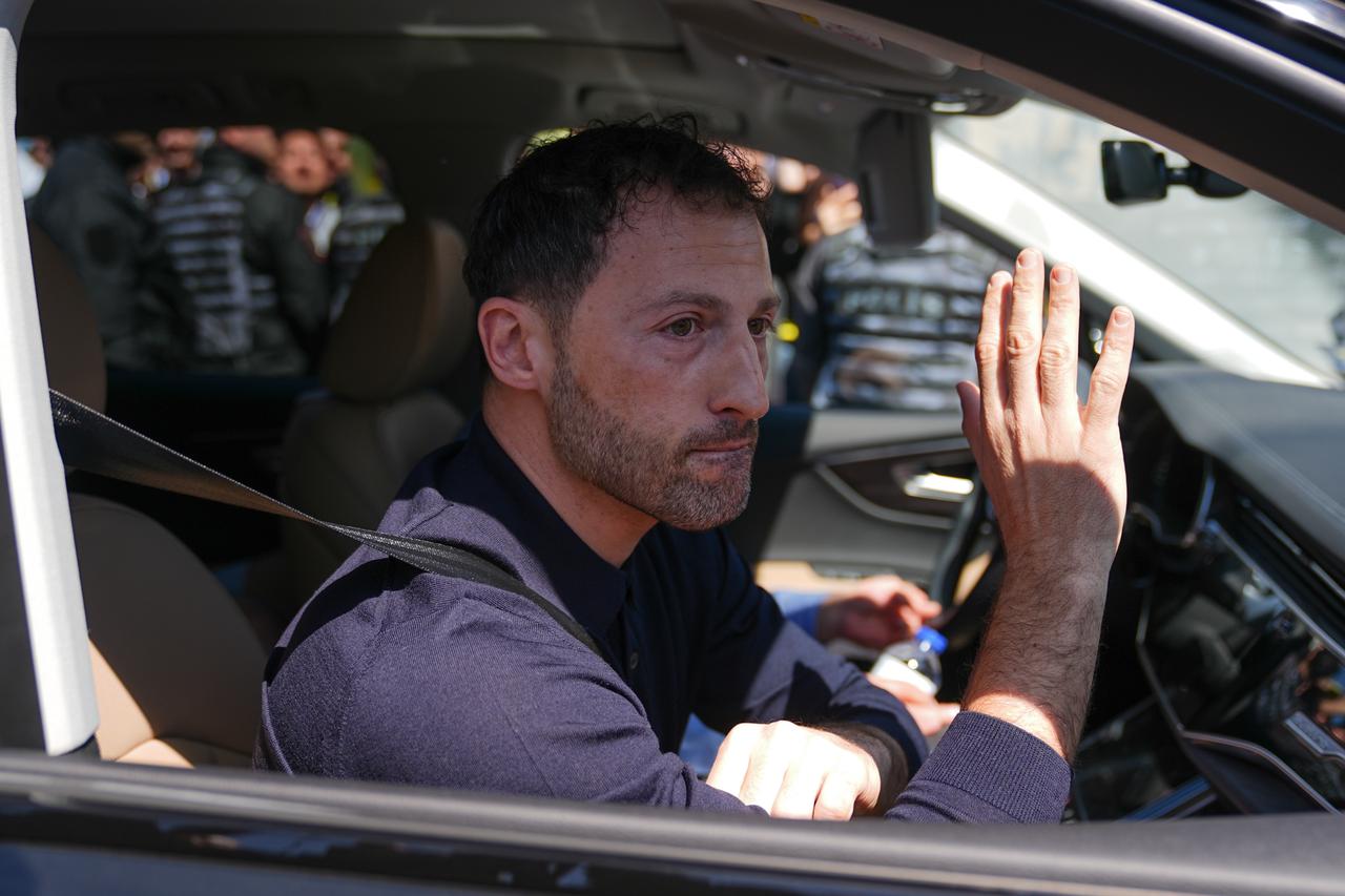 Fenerbahce fans bid emotional farewell to Domenico Tedesco