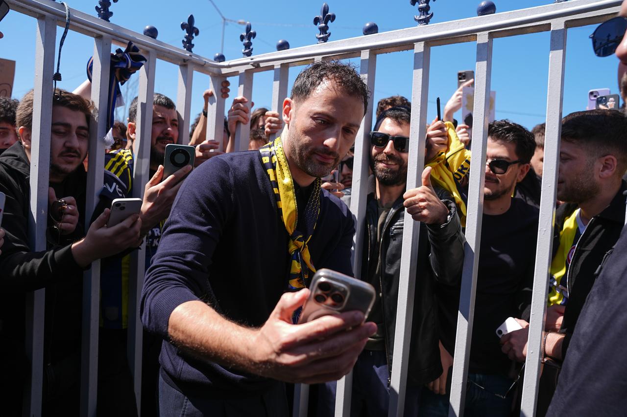 Fenerbahce’s former head coach Domenico Tedesco meets with fans and takes photos following his departure from the club. Istanbul, Türkiye, April 29, 2026. (AA Photo)