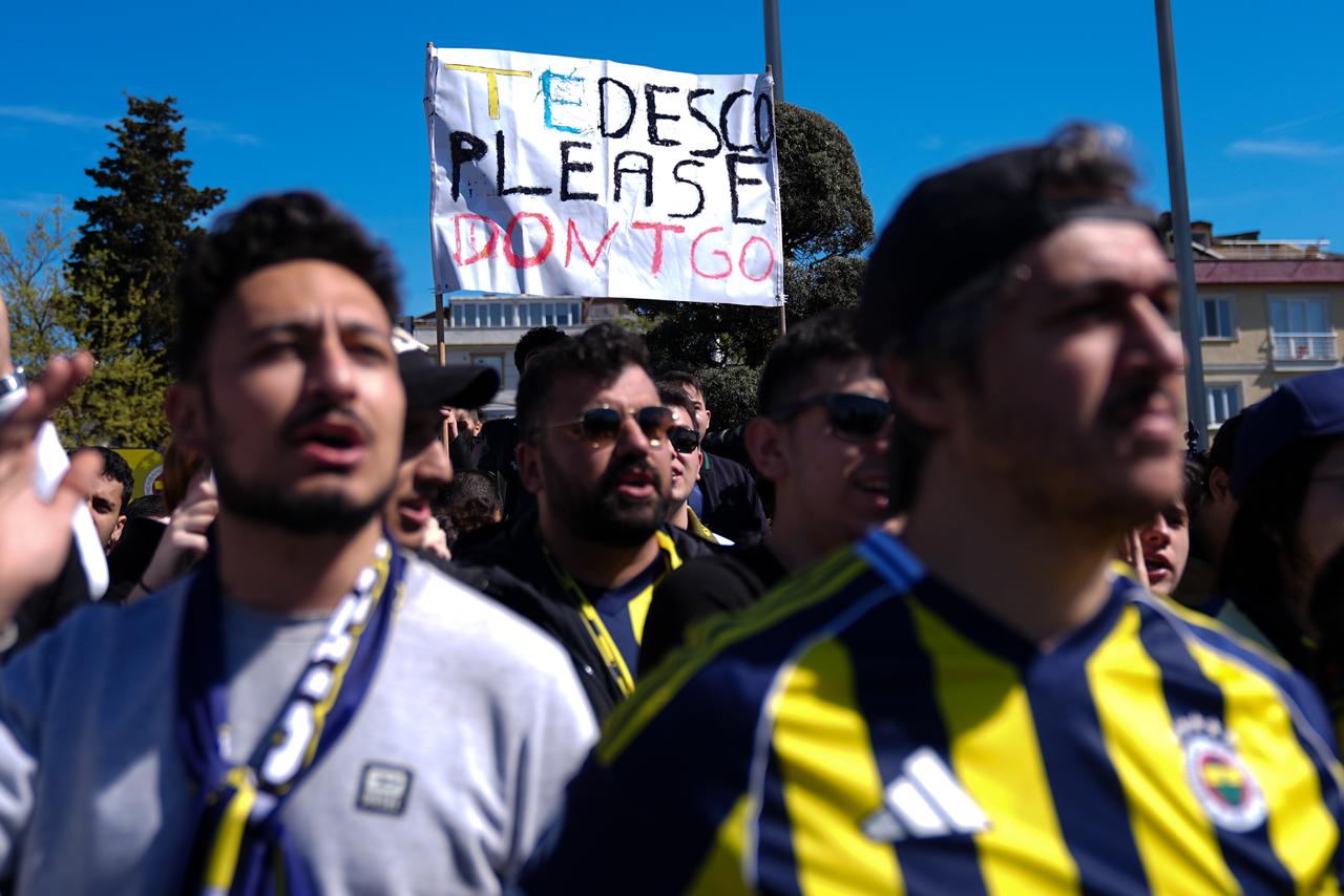 Fenerbahce fans open a banner that reads 'Tedesco please don't go' after the team parts ways with head coach Domenico Tedesco. Istanbul, Turkiye, April 29, 2026. (AA Photo)