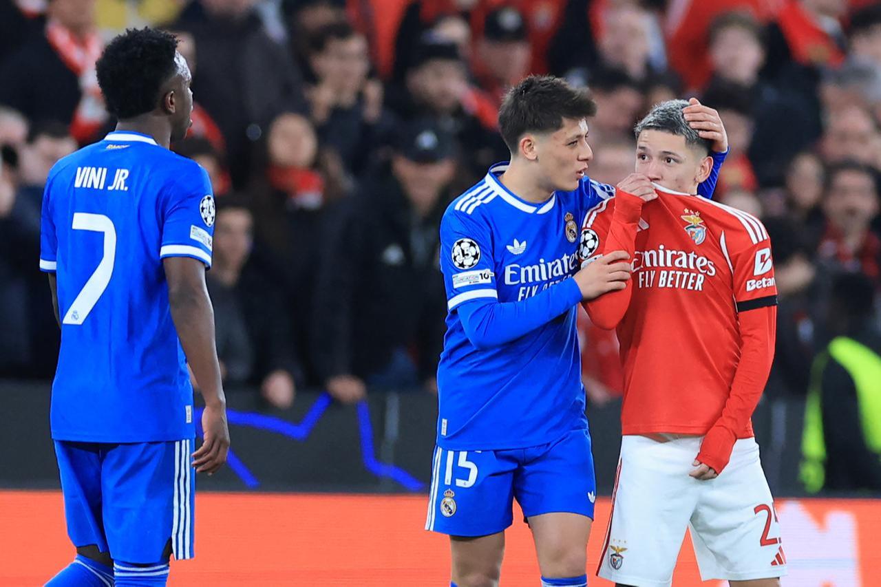 SL Benfica's Argentine forward #25 Gianluca Prestianni hides his mouth while arguing with Real Madrid's Brazilian forward #07 Vinicius Junior, Lisbon, Portugal, February 17, 2026. (AFP Photo)