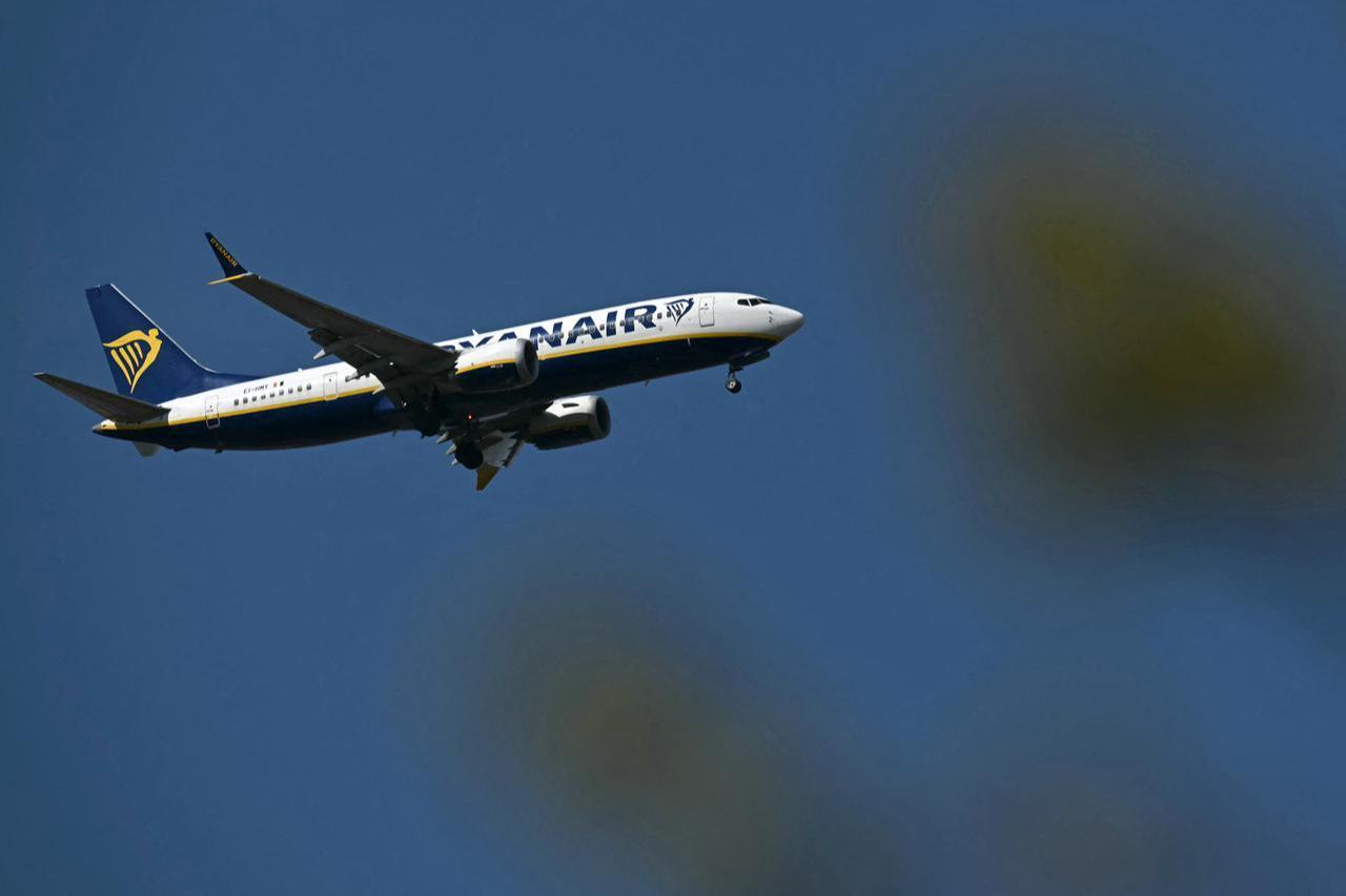 A Boeing 737 MAX 8-200 passenger aircraft operated by Ryanair prepares to land at Liverpool John Lennon Airport in Liverpool, north west England, April 22, 2026. (AFP Photo)