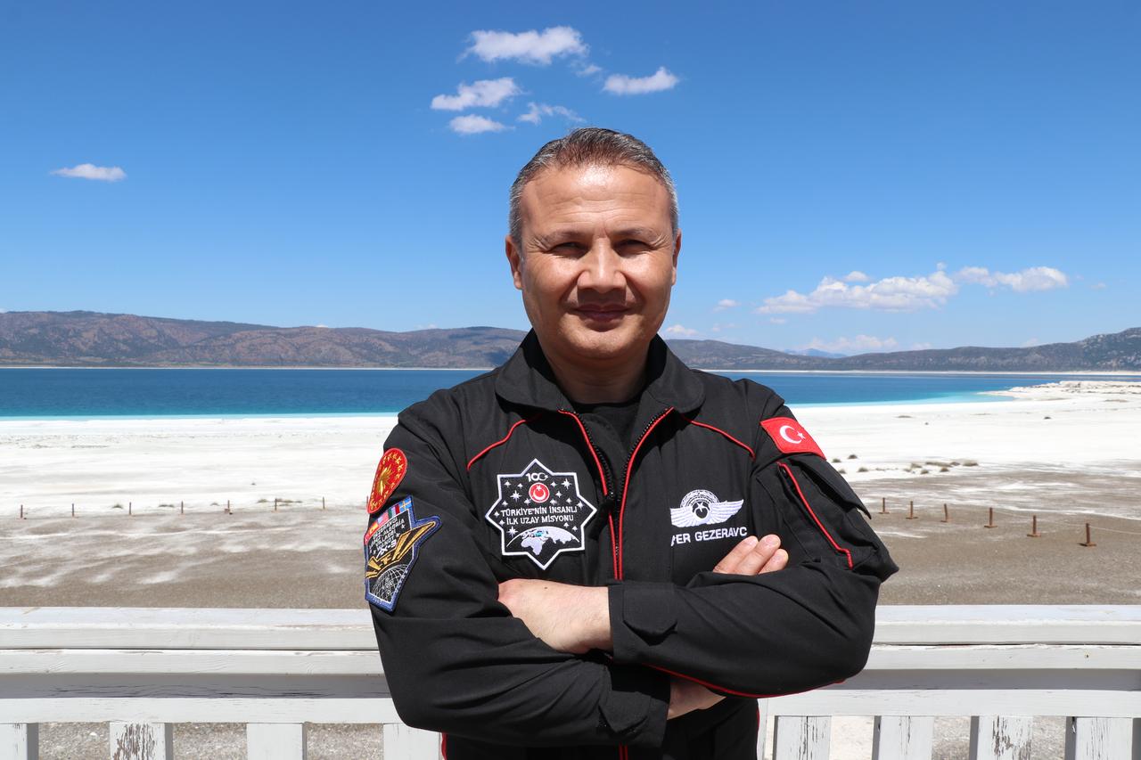 As part of the Burdur Student Technology Festival, Türkiye’s first astronaut Alper Gezeravci, who visited the city, toured Salda Lake and the science center. Burdur, Türkiye, April 29, 2026. (AA Photo)