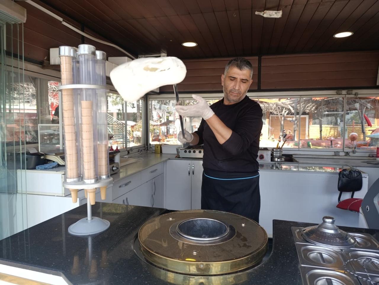 Traditional Turkish ice cream is being prepared to serve. Kahramanmaras, Türkiye, April 2, 2026. (IHA Photo)