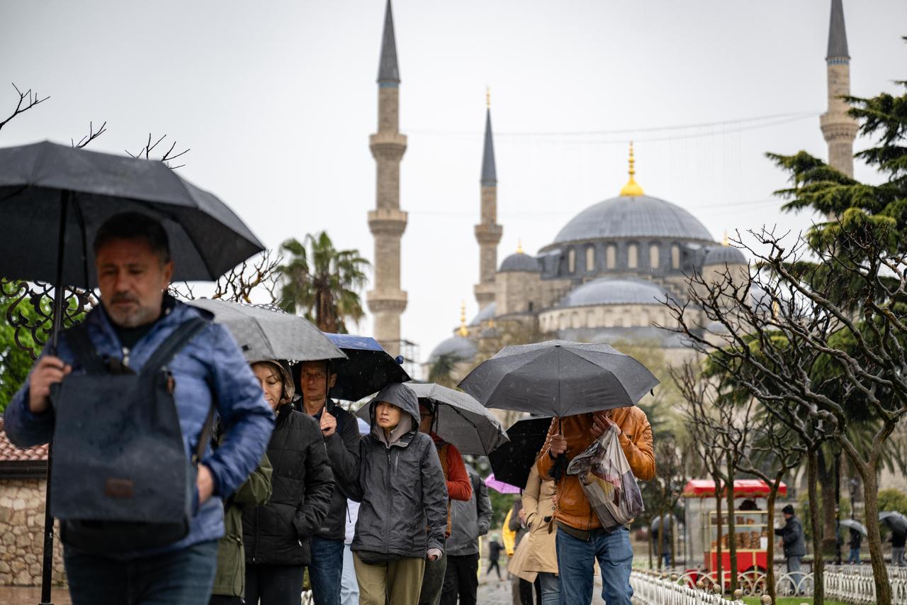 Cold snap disrupts May travel plans as rain moves across Türkiye