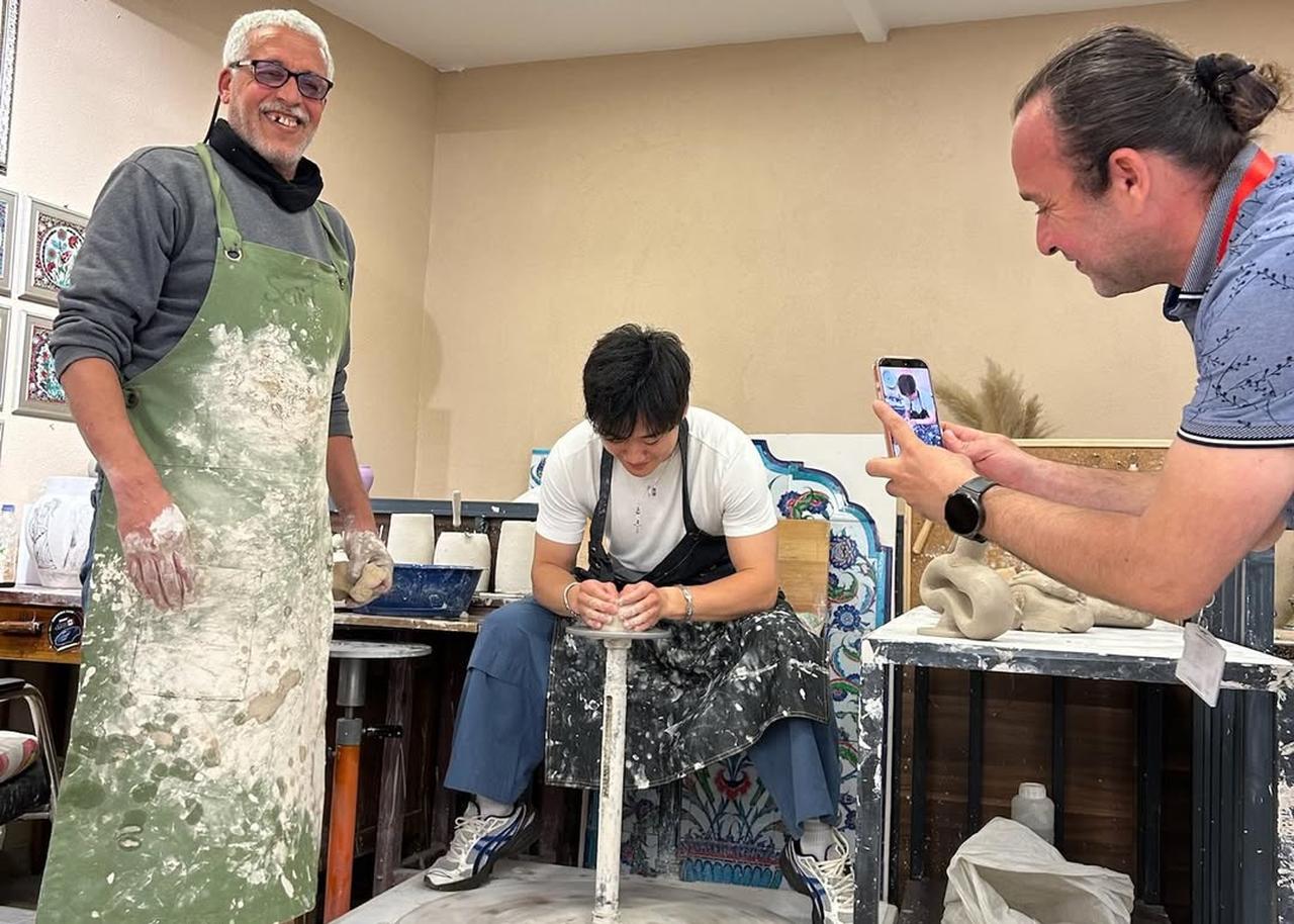 Yuki Tsunoda tries traditional pottery during a workshop experience in Istanbul, Türkiye. (Photo via Instagram/@yukitsunoda0511)