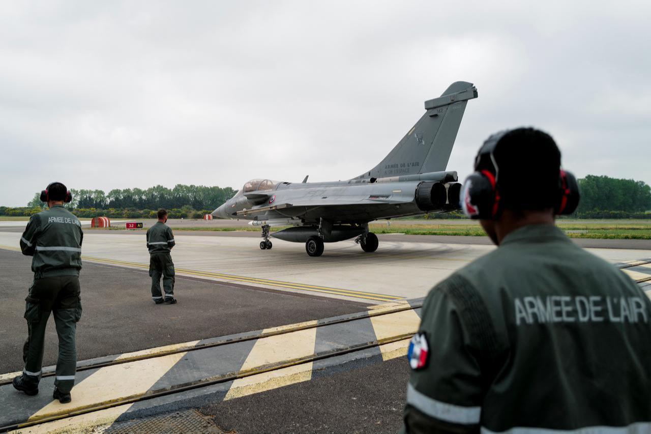 Members of the French Air and Space Force look at a Rafale jet plane driving down the tarmac at the Air Base 115 in Orange, in southeastern France, April 28, 2026. (AFP Photo)