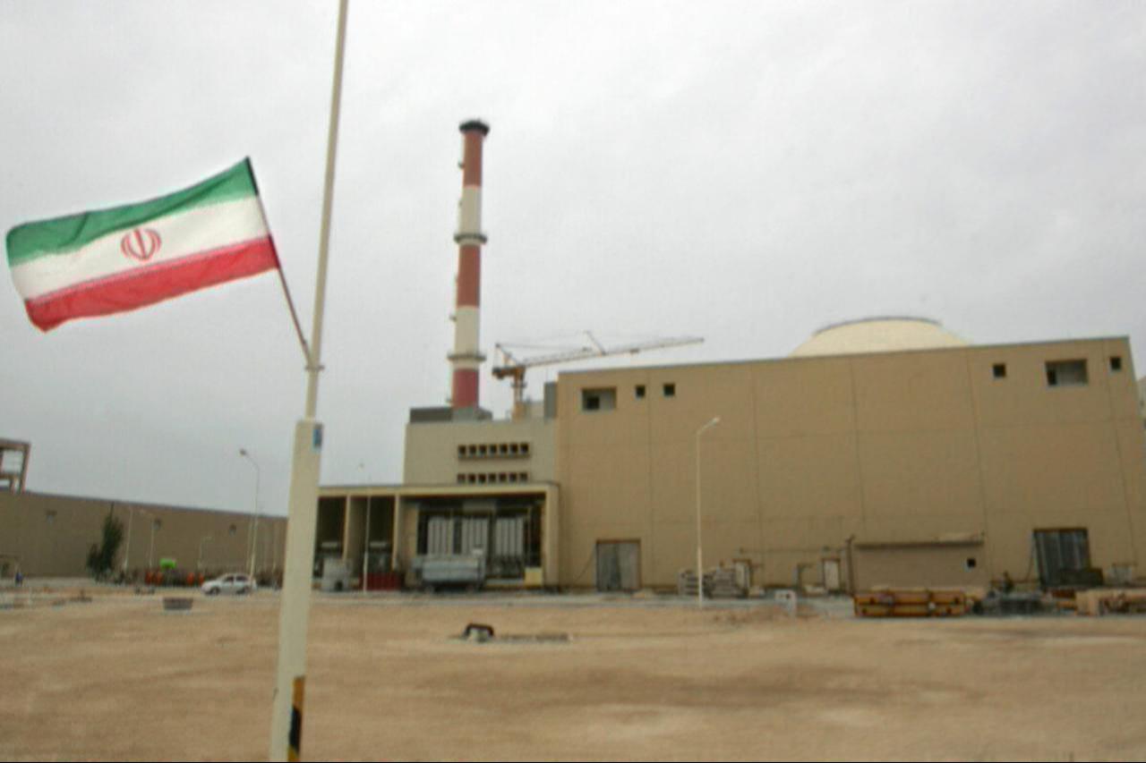 An Iranian flag outside the building housing the reactor of the Bushehr nuclear power plant in southern Iranian port town of Bushehr, 1200 km south of Tehran, Iran, April 3, 2007. (AFP Photo)