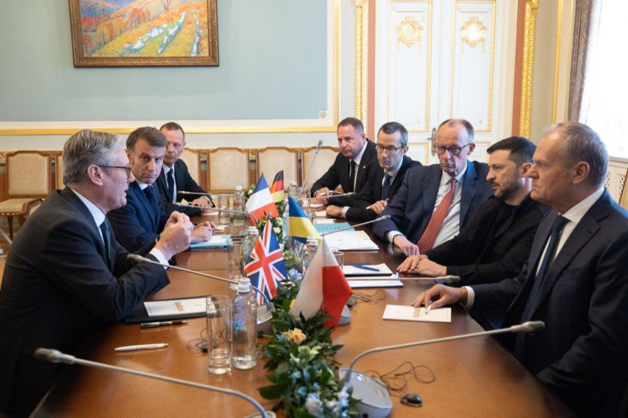 Ukraines President Volodymyr Zelensky (2nd R) attends a meeting with Britains Prime Minister Keir Starmer (L), Frances President Emmanuel Macron (2nd L), Polands Prime Minister Donald Tusk (R) and Germanys Chancellor Friedrich Merz (3rd R) in Kyiv, Ukraine on May 10, 2025. (Ukrainian Presidential Press Service/AFP Photo)