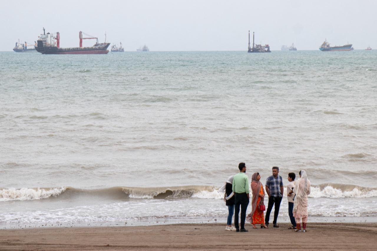 In this picture obtained from Iran's ISNA news agency on April 24, 2026, Iranians are seen at Suru Beach in Bandar Abbas along the Strait of Hormuz. (AFP Photo)