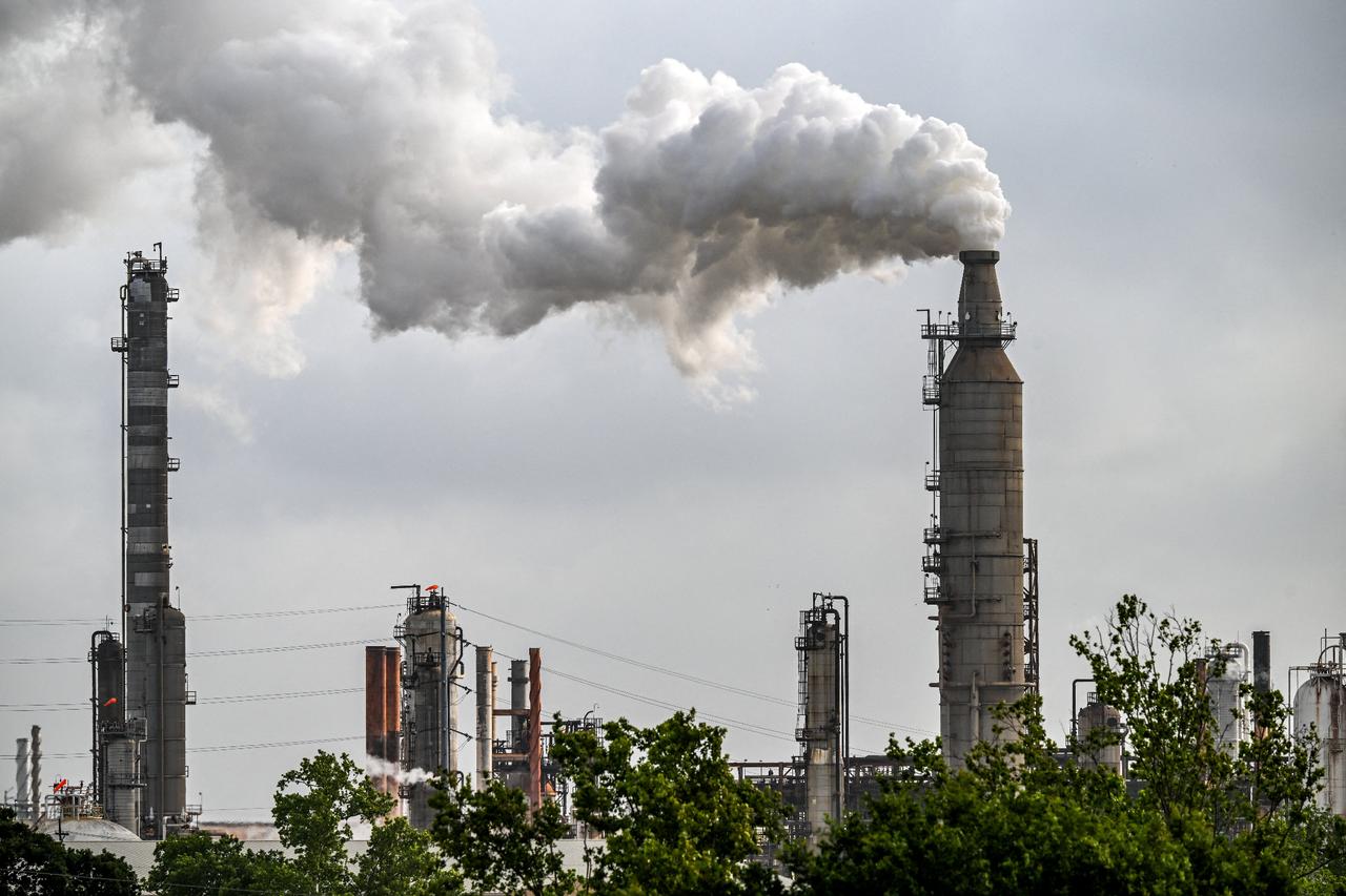 US growth falls short in Q1 2026; EU, UK hold rates as oil prices rise