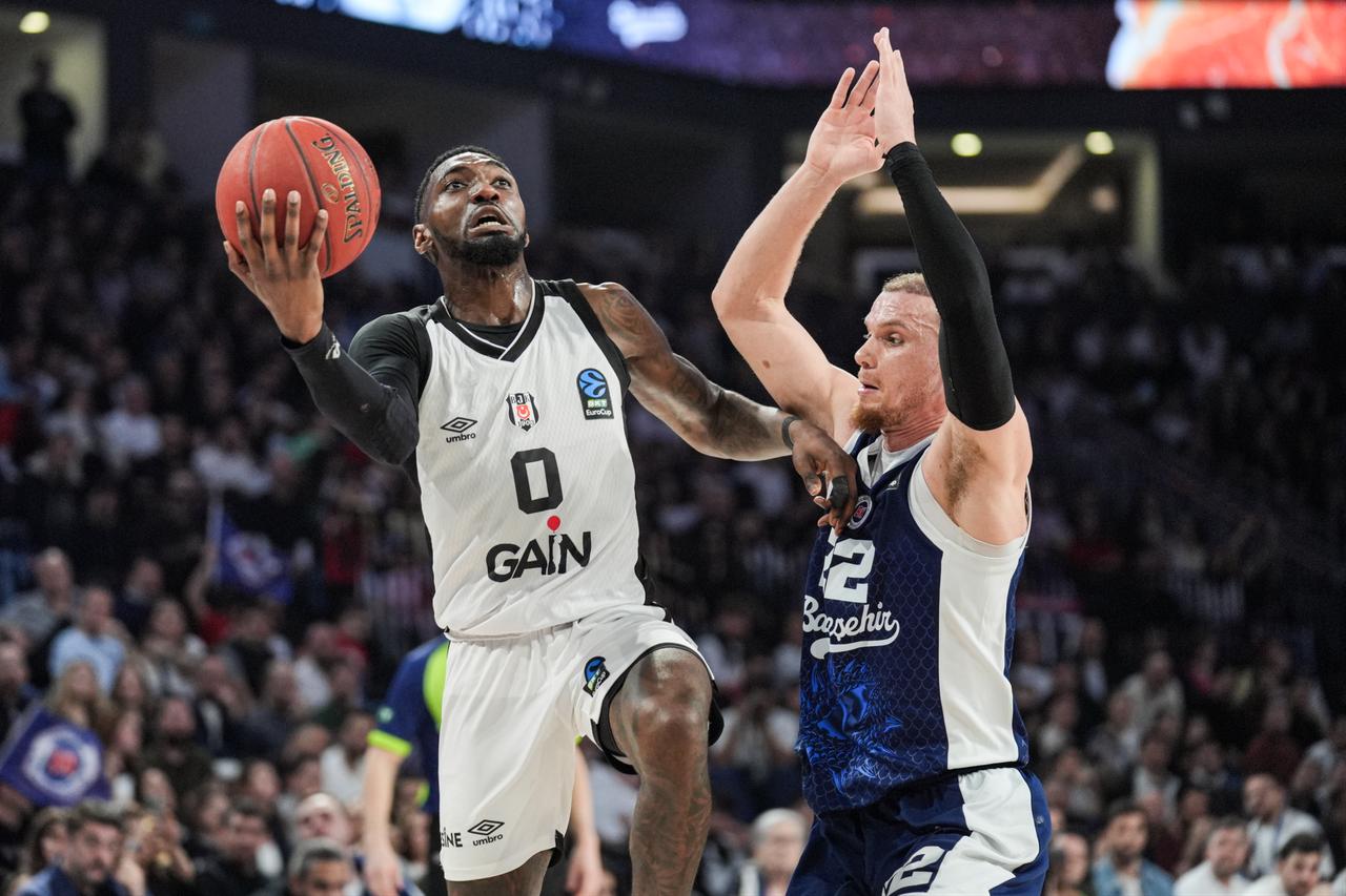 Malachi Flynn (#22) of Bahcesehir Koleji battles Jonah Mathews (#0) of Besiktas GAIN during the BKT EuroCup semifinal second leg at Sinan Erdem Sports Hall in Istanbul, Türkiye, April 3, 2026. (AA Photo)