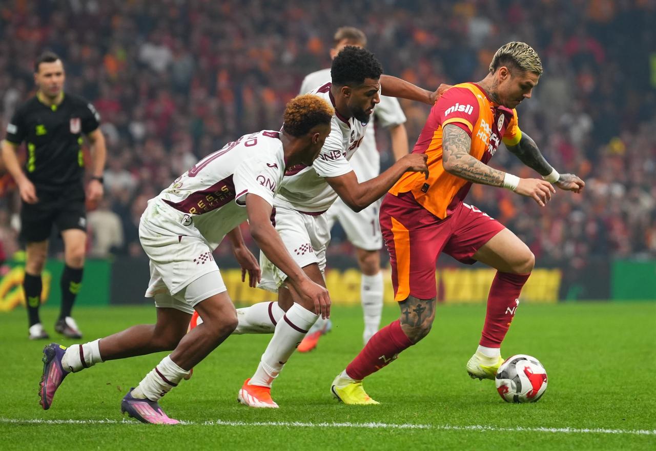 Galatasaray’s Mauro Icardi (right) keeps control of the ball under heavy pressure from two Trabzonspor palyers during a Super Lig match at RAMS Park in Istanbul, Türkiye, November 1, 2025. (IHA Photo)