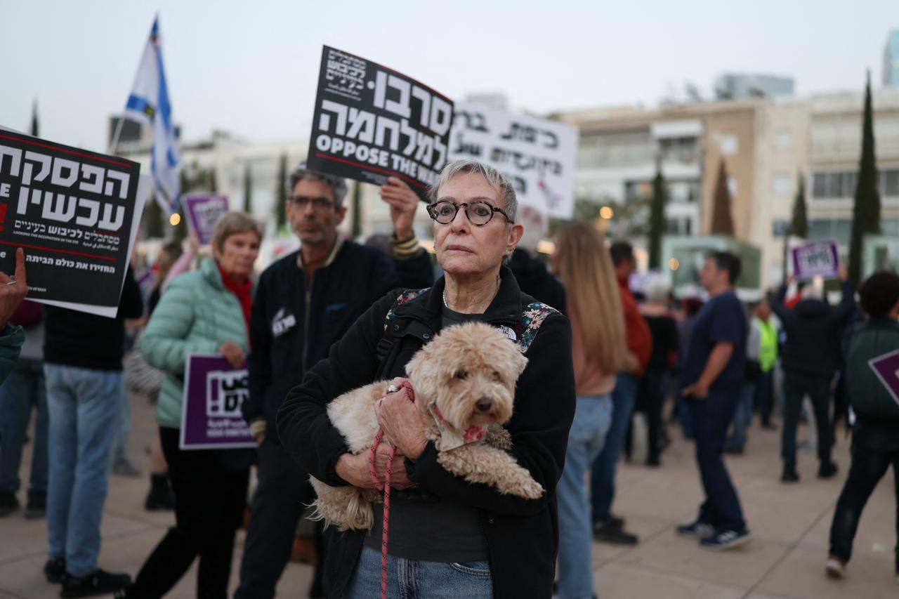 Hundreds of Israelis protest Iran war in Tel Aviv as missiles force rally to disperse