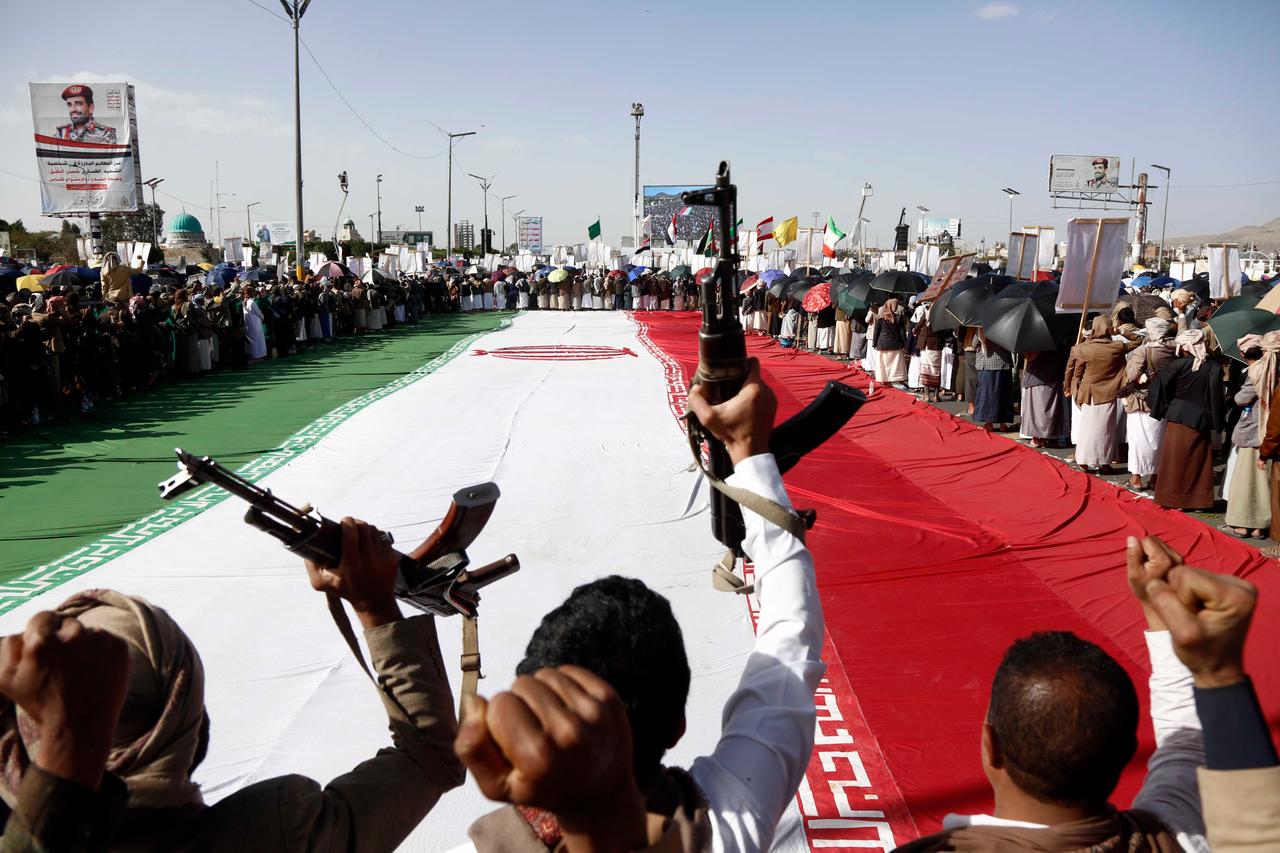 Houthis stage a protest against US and Israeli attacks on Iran as they gather at Al Sabeen Square in Sanaa, Yemen, April 3, 2026. (AA Photo)