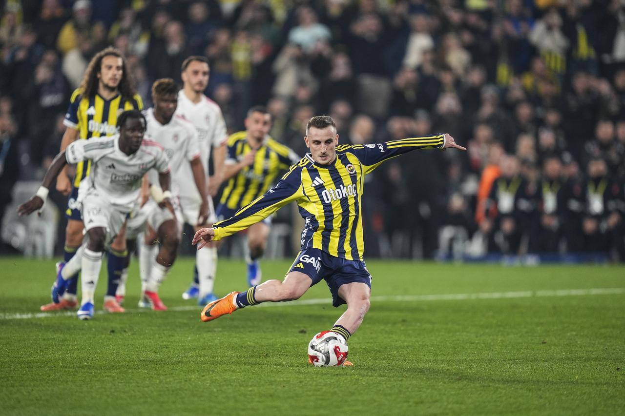 Fenerbahce win 1-0 against against Besiktas with 101st-minute penalty