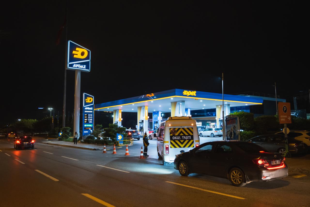 Vehicles queue at a gas station ahead of a sharp fuel price increase in Izmir, Türkiye, Dec. 17, 2021. (Adobe Stock Photo)