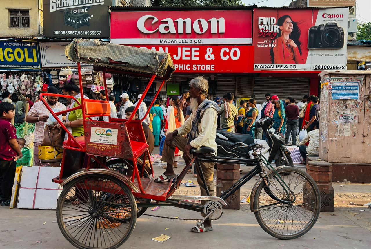 A cycle rickshaw driver waits on a busy street in New Delhi, India, April 6, 2026. (AA Photo)