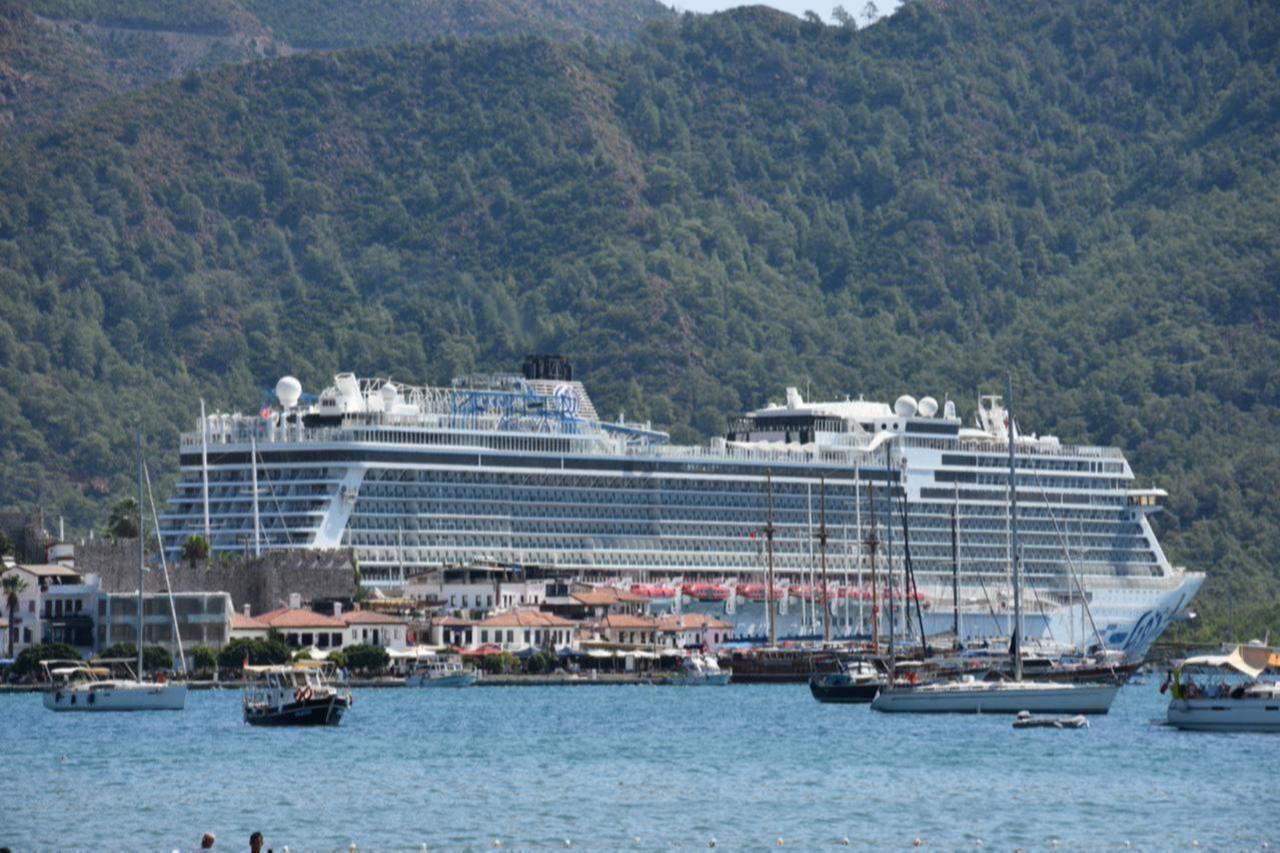 The 335-meter, Malta-flagged cruise ship Aroya, carrying 2.684 passengers, docks at the large pier of Marmaris Port in the Marmaris district of Mugla, Türkiye, August 31, 2025. (AA Photo)