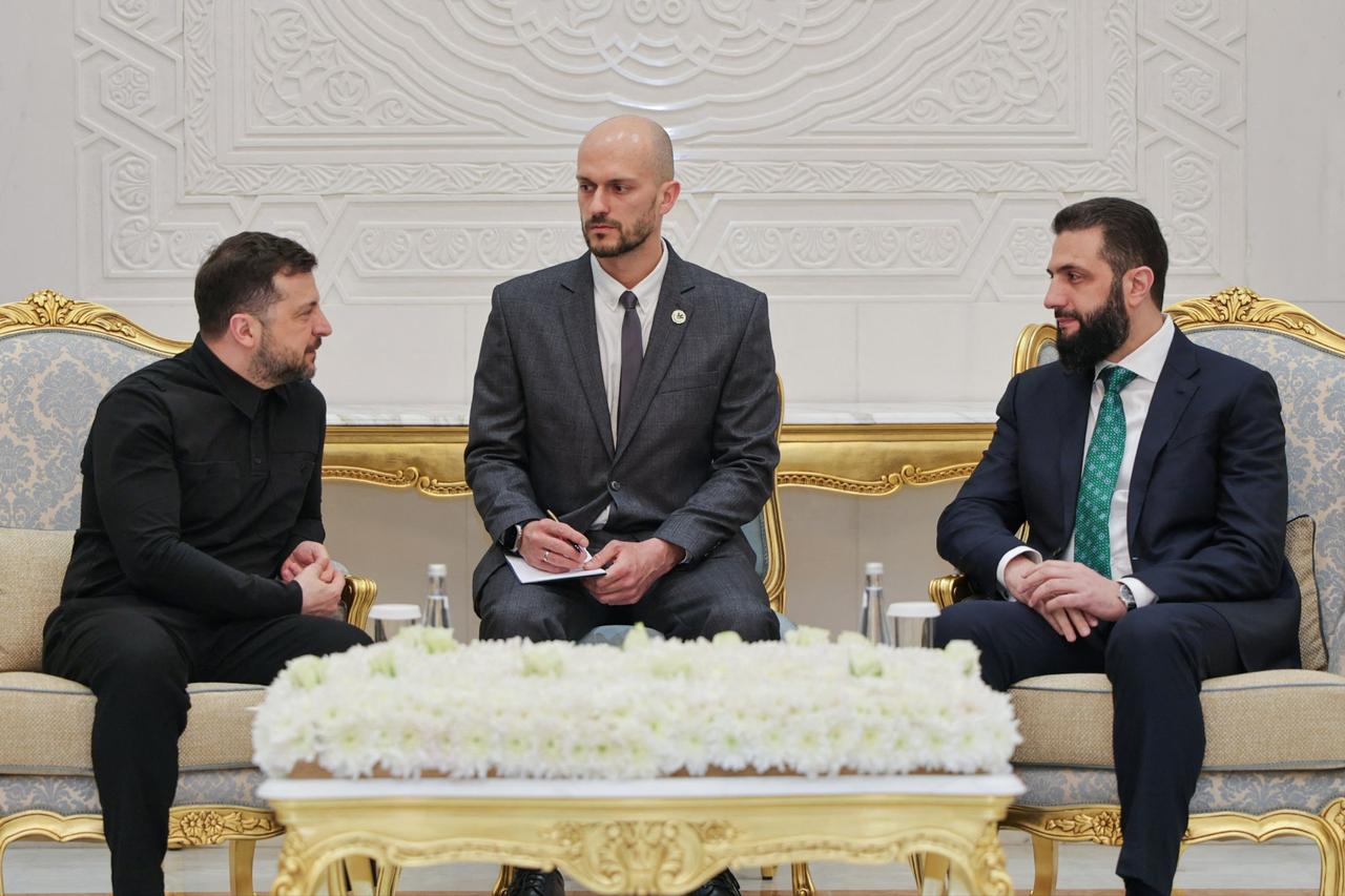 This handout photograph released by the official Syrian Arab News Agency (SANA) shows Ukraine's President Volodymyr Zelensky (L) and Syrian President Ahmed al-Sharaa (R) during their meeting in Damascus on April 5, 2026. (AFP Photo)
