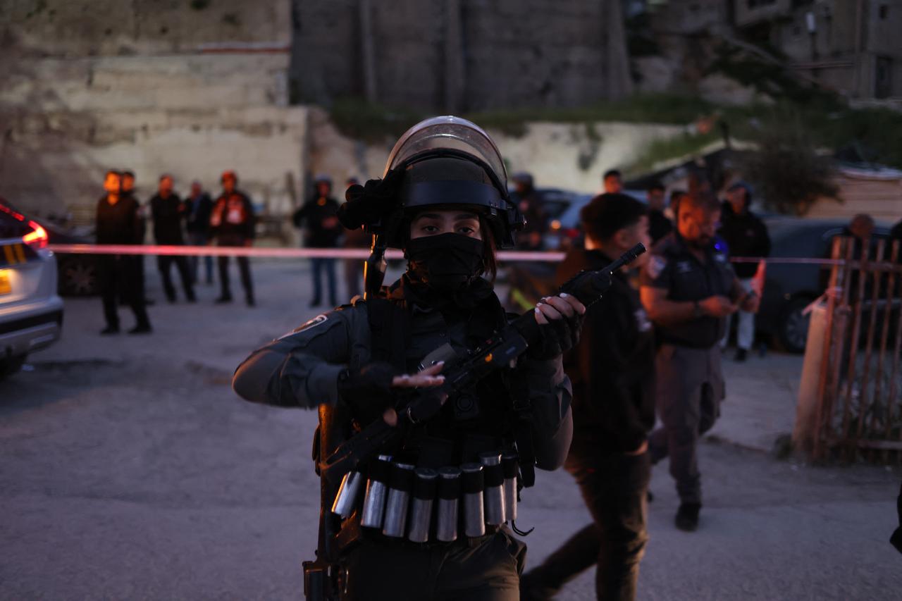 Israeli security forces and bystanders gather at the site of an Iranian strike in the east Jerusalem neighborhood of Issawiya on April 4, 2026. (AFP Photo)