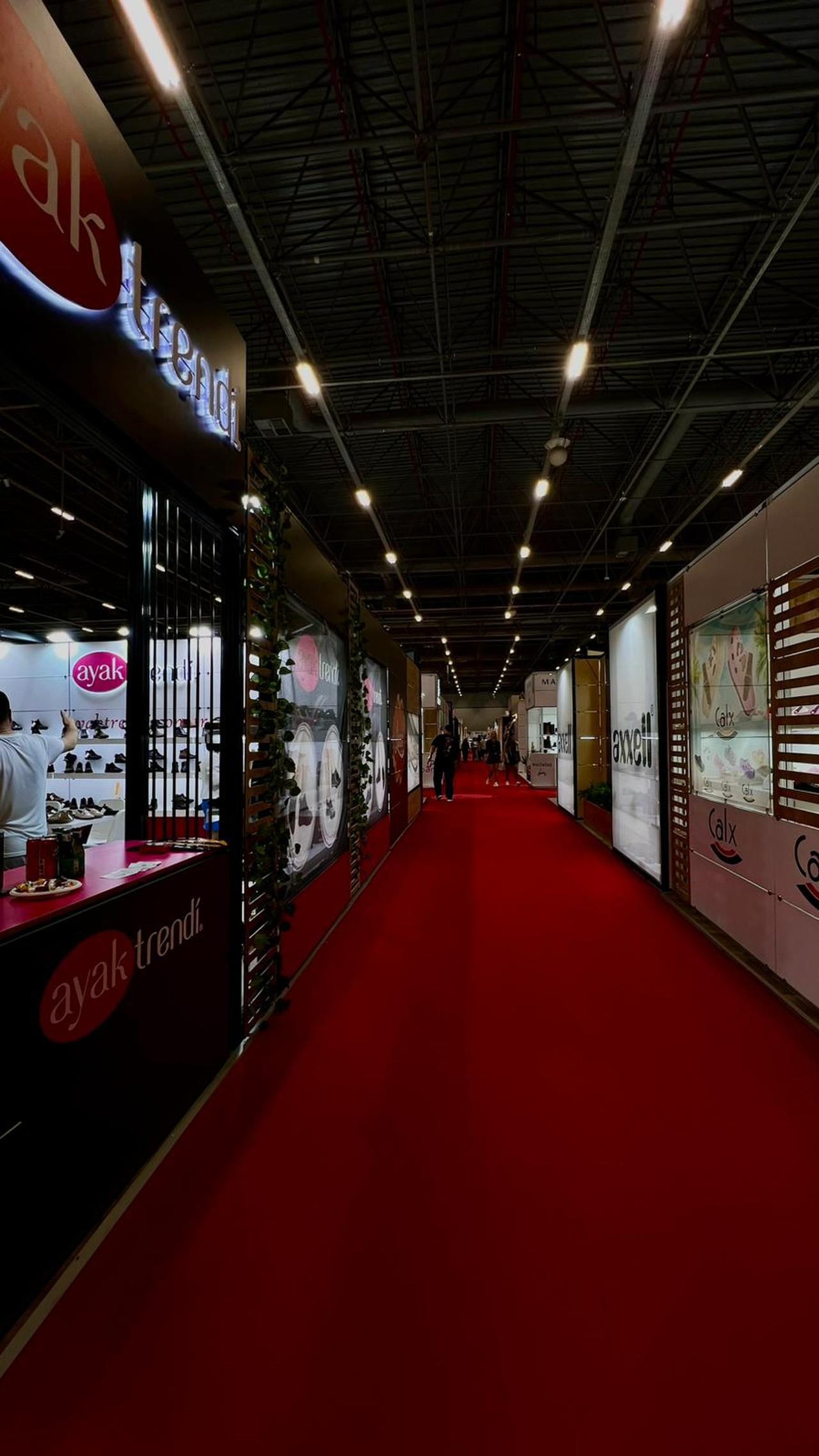 The image shows the low attendance in Türkiye's shoe fair due to the Iran war. (Türkiye Today fair)