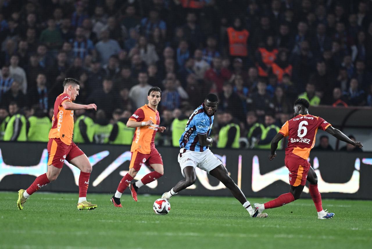 Trabzonspor's Paul Onuachu (2nd R) in action during the Turkish Super Lig week 28 football match against Galatasaray, Trabzon, Türkiye, April 4, 2026. (AA Photo)