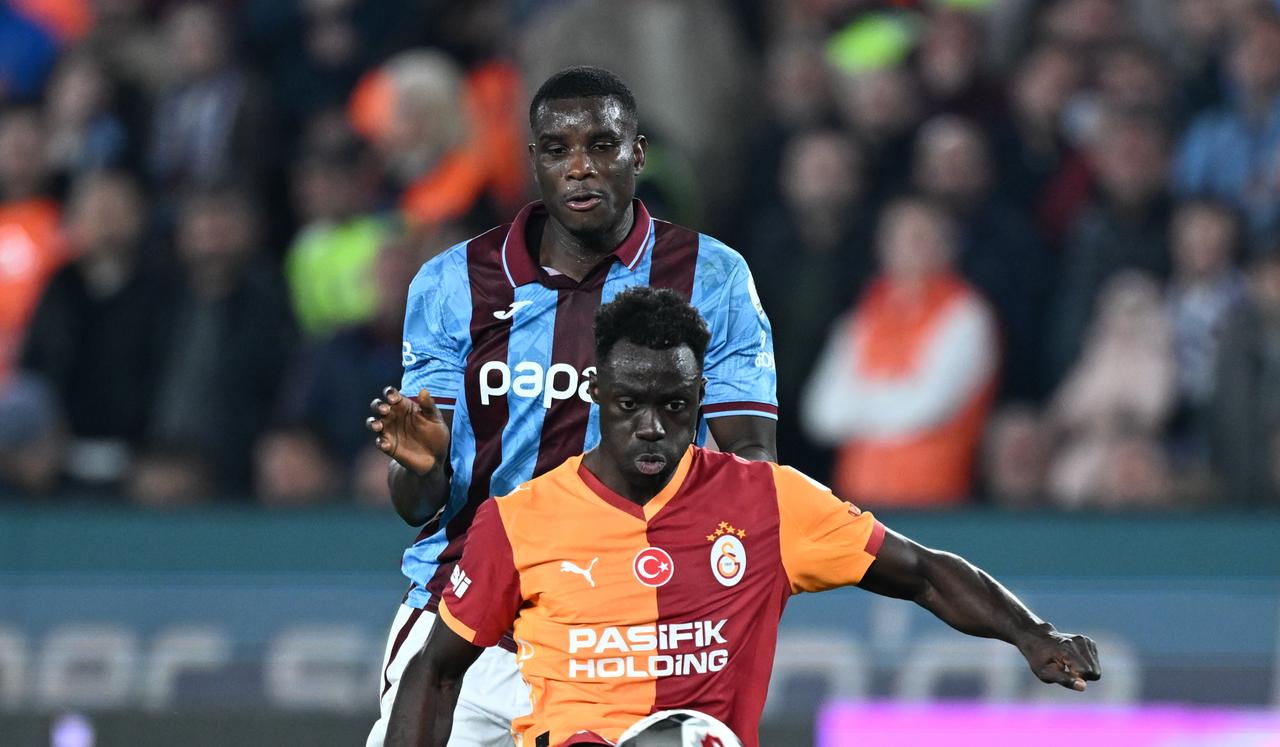 Galatasaray's Davinson Sanchez in action against Trabzonspor's Paul Onuachu (L) during the Turkish Super Lig week 28 football match, Trabzon, Türkiye on April 4, 2026. (AA Photo)