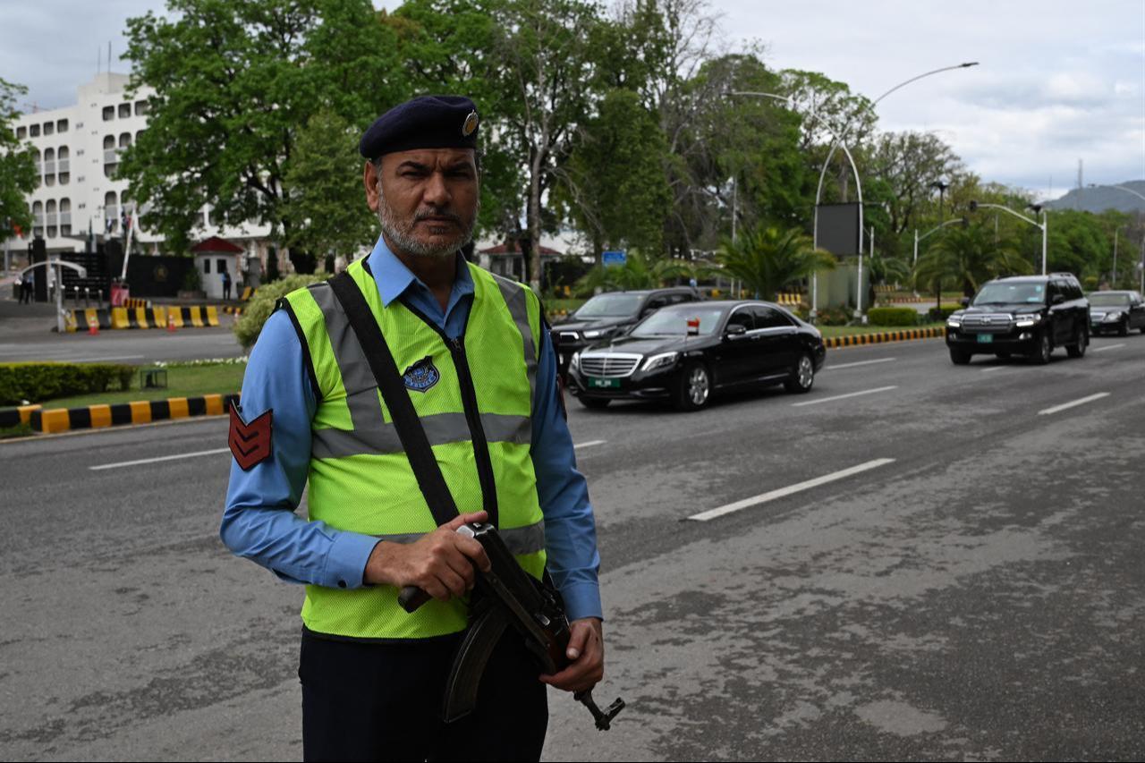 A Pakistani policeman stands guard as a motorcade of Egyptian Foreign Minister Badr Abdelatty arrive at Pakistan’s Foreign Ministry upon his arrival in Islamabad on March 29, 2026. (AFP Photo)