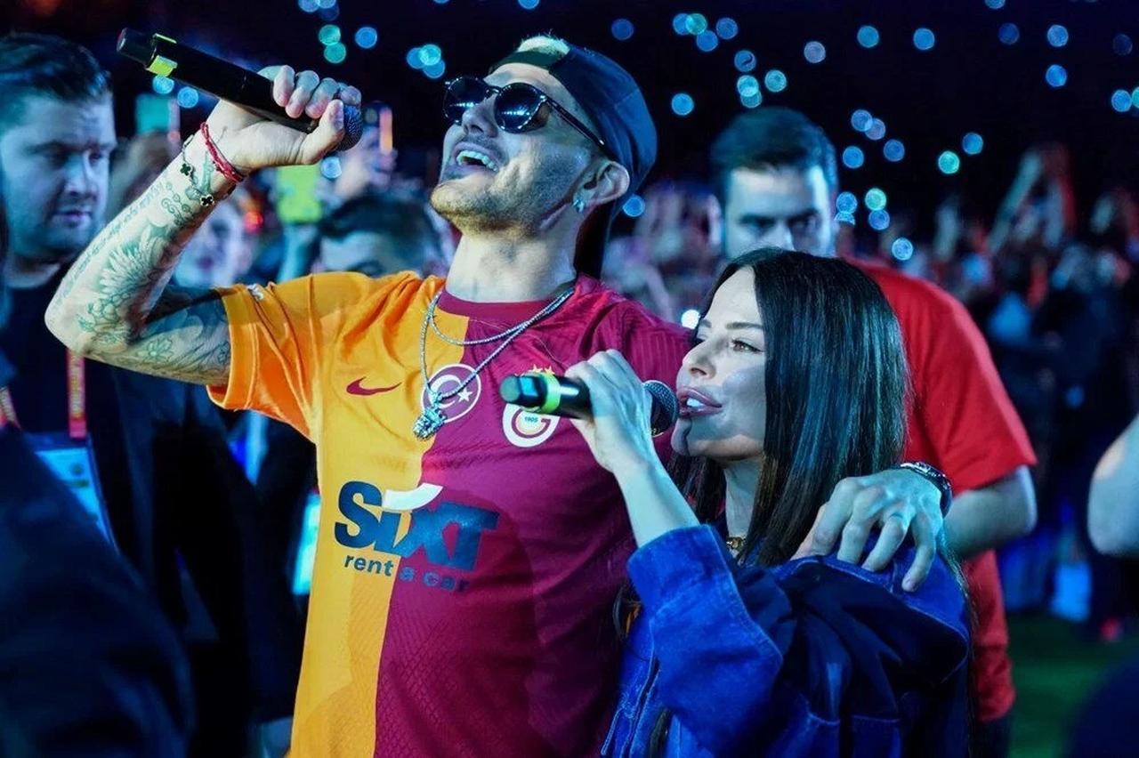 Mauro Icardi and Simge Sagin sing "Askin Olayim" in front of a lively crowd at Galatasaray Stadium on June 13, 2023. (Photo via X)