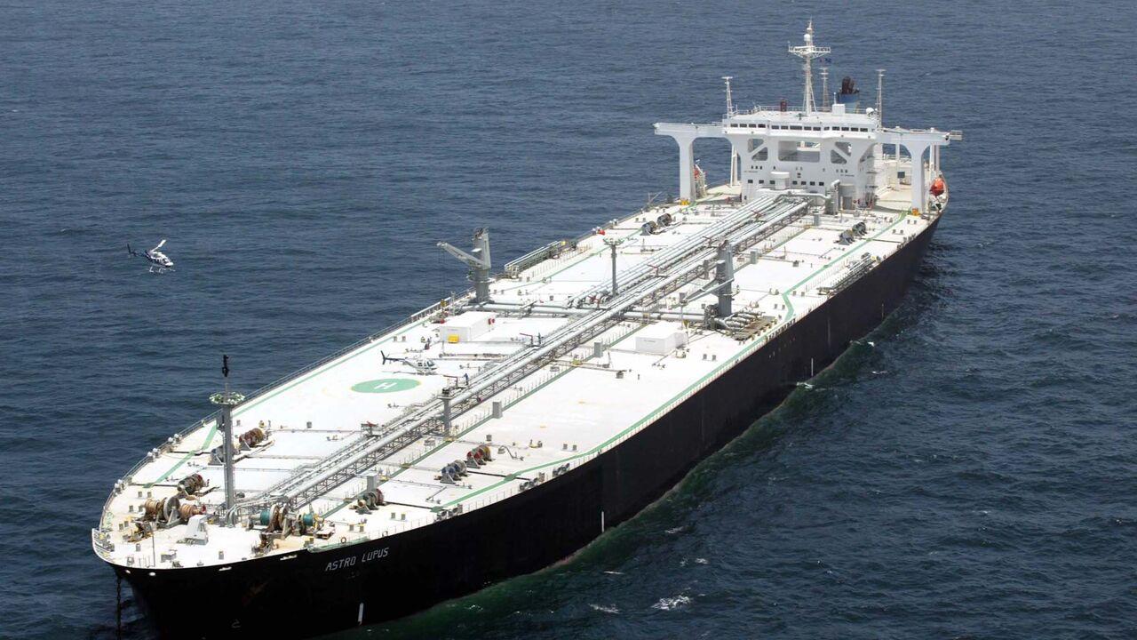 The Russian supertanker Astro Lupus waits to unload its cargo of the first direct shipment of Russian crude oil to the United States 3 July 2002 in the Gulf of Mexico 50 miles from Houston, Texas. (AFP Photo)