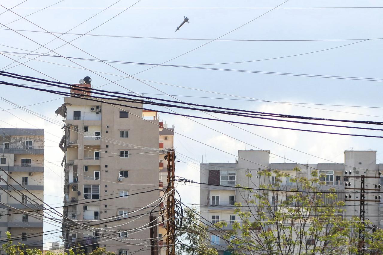 A projectile is seen moments before hitting a building during an Israeli airstrike in the area of Abbasiyeh, on the outskirts of the southern Lebanese city of Tyre, on April 8, 2026. (AFP Photo)