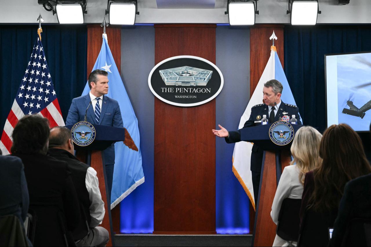 (L/R) US Secretary of Defense Pete Hegseth and Chairman of the Joint Chiefs of Staff Dan Caine speak during a press briefing at the Pentagon in Washington, DC, April 8, 2026. (AFP Photo)
