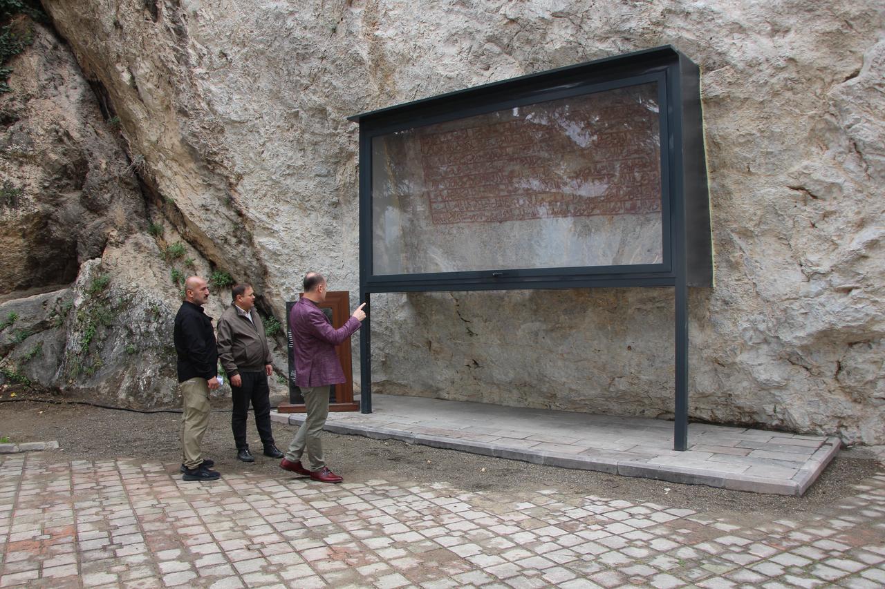 To protect the monument from environmental and human-caused damage, the protective platform was expanded, and steel support structures and framing profiles were installed on the wall surface. Amasya, Türkiye, April 6, 2026. (IHA Photo)