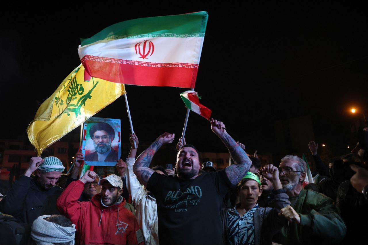 Iranians react after a ceasefire announcement at the Enqelab square, in Tehran, on April 8 2026. (AFP Photo)
