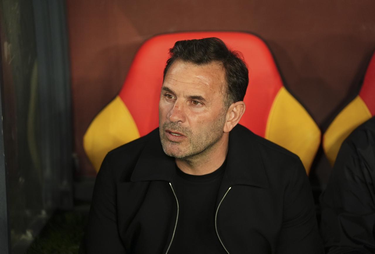 Galatasaray head coach Okan Buruk is seen ahead of the postponed football match in the Turkish Super Lig, Izmir, Türkiye, April 8, 2026. (AA Photo)
