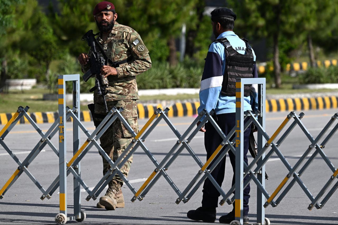 Security personnel stand guard at a checkpoint in the Red Zone area of Islamabad, Pakistan on April 9, 2026. (AFP Photo)