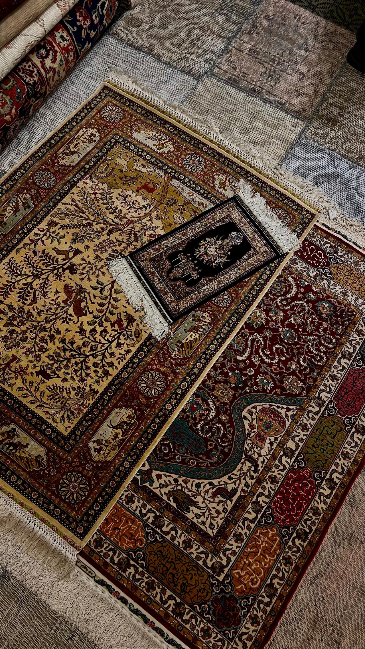 Different designs of Hereke carpets, showing a handmade piece alongside a machine-made one; similar in appearance but distinct in texture (photo by Türkiyetoday)