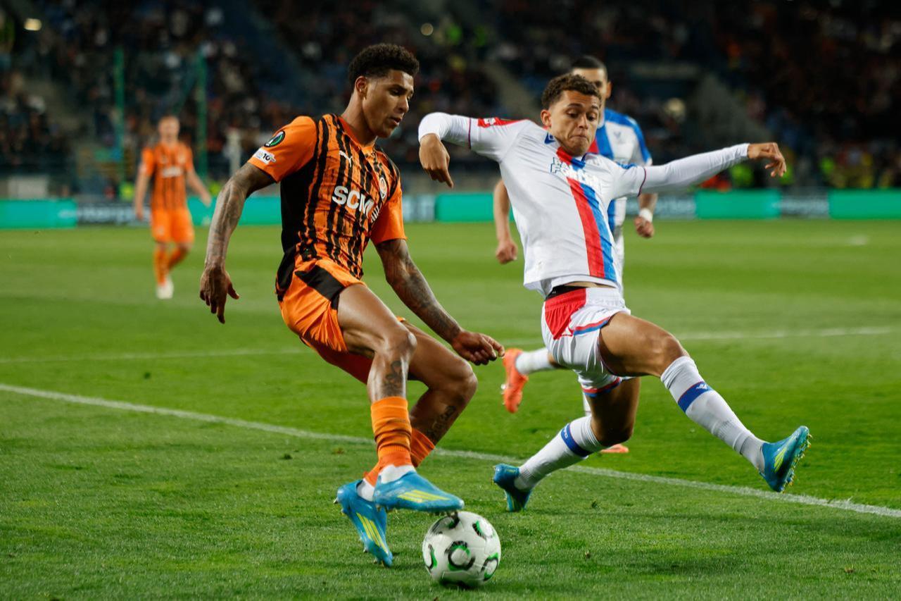 Vinicius Tobias of Shakhtar Donetsk and Brennan Johnson of Crystal Palace challenge for possession during the UEFA Conference League semi-final first-leg match in Krakow, Poland, April 30, 2026. (AFP Photo)