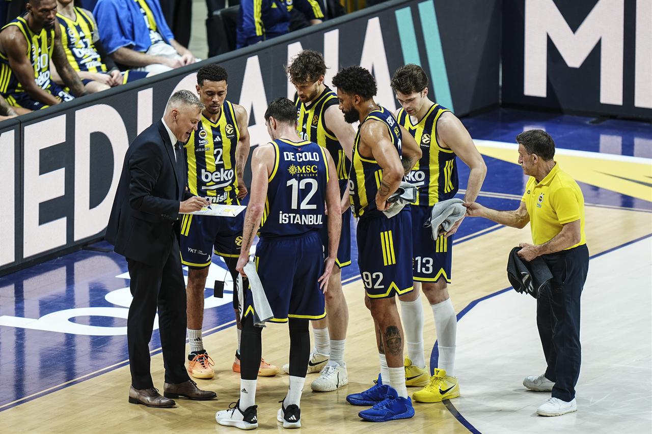 Head Coach of Fenerbahce Beko Sarunas Jasikevicius gives tactics during the EuroLeague play-off second match between Fenerbahce Beko and Zalgiris at Ulker Sports and Event Hall in Istanbul, Türkiye, April 30, 2026. (AA Photo)