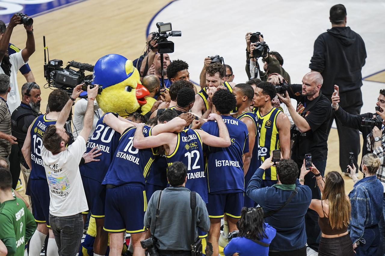 Players of Fenerbahce Beko celebrate the victory after the EuroLeague play-off second match between Fenerbahce Beko and Zalgiris at Ulker Sports and Event Hall in Istanbul, Türkiye, April 30, 2026. (AA Photo)