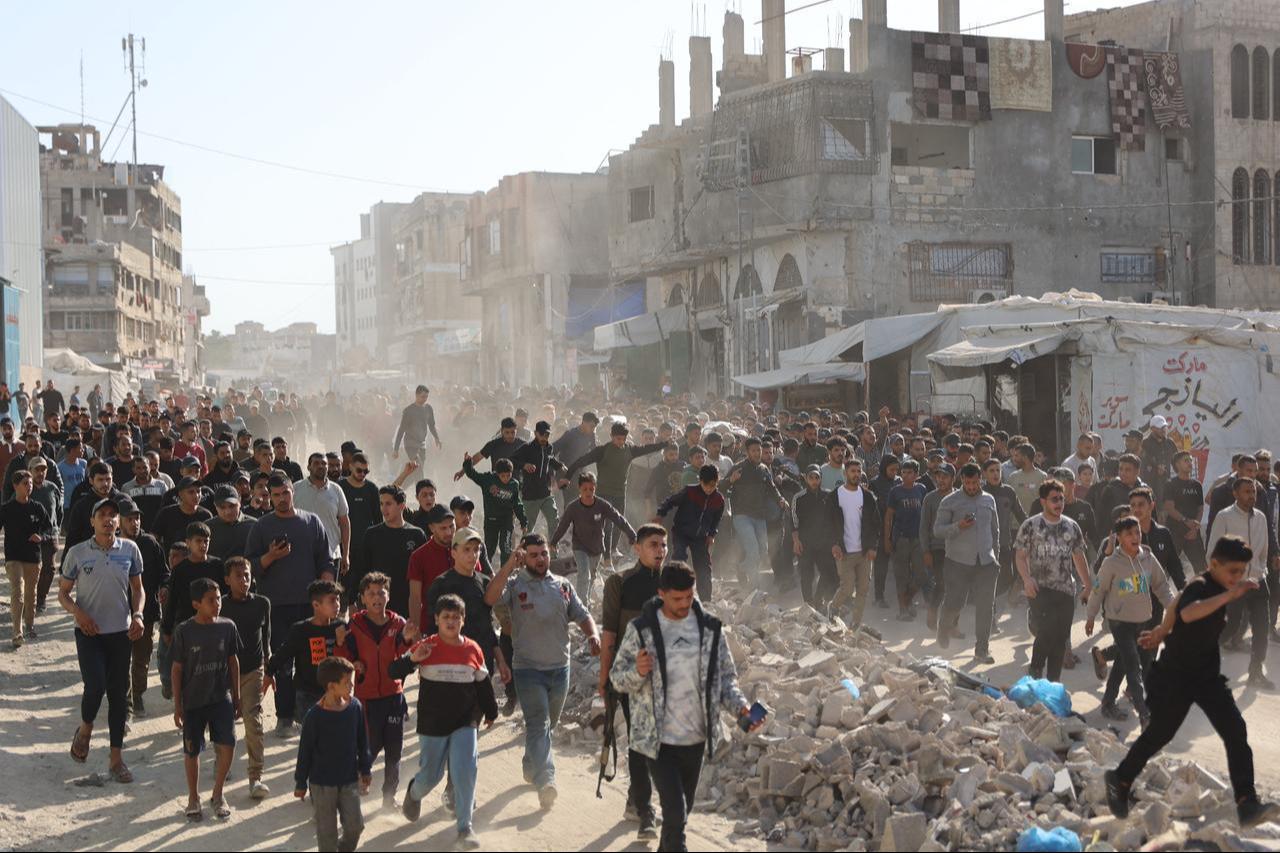 Displaced Palestinians attend the funeral after four people were killed by an Israeli strike that targeted a vehicle in Gaza City, April 28, 2026. (AFP Photo)