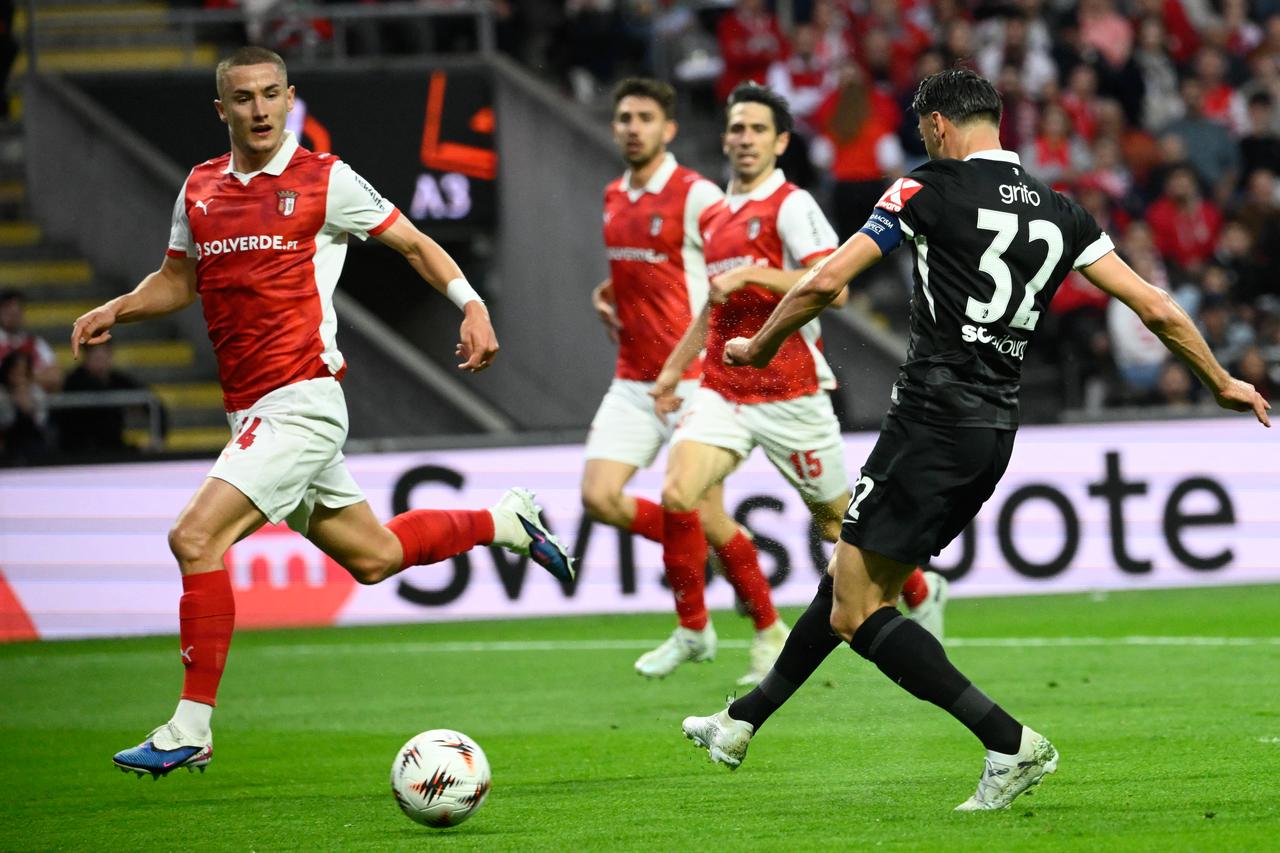 Freiburg's Italian midfielder #32 Vincenzo Grifo (R) scores his team's first goal during the UEFA Europa League semi final first leg football match between SC Braga and SC Freiburg at Municipal stadium of Braga, April 30, 2026. (AFP Photo)