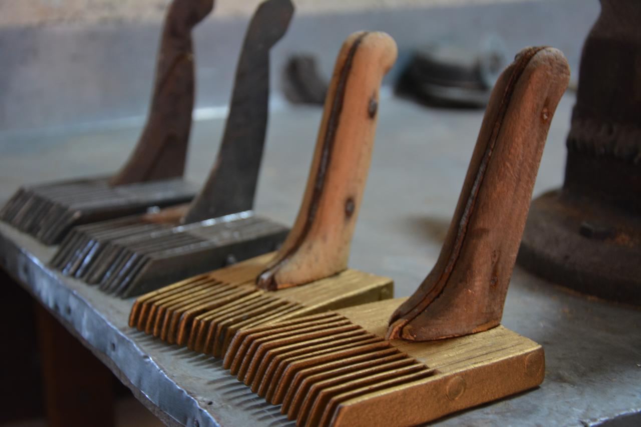 Unheard of tool that keeps Turkish carpet weaving alive