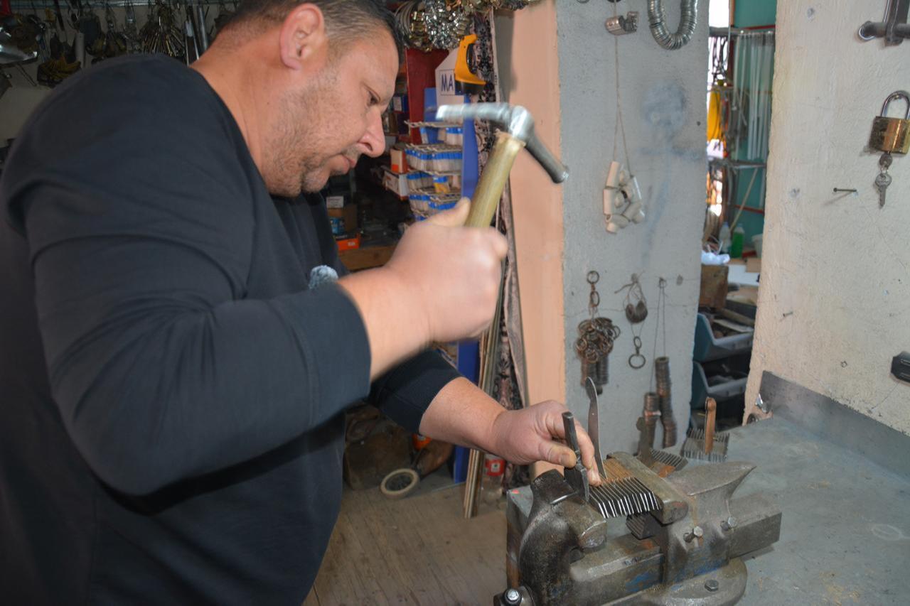 Continuing a 101-year-old craft passed down from grandfather to grandson, Cilengir works to keep up with orders coming from both Türkiye and abroad. Manisa, Türkiye, April 30, 2026. (IHA Photo)