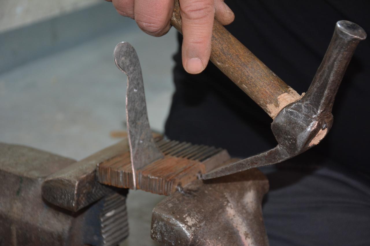 Kirkit production has long been closely connected to the region’s handwoven carpet industry. Manisa, Türkiye, April 30, 2026. (IHA Photo)