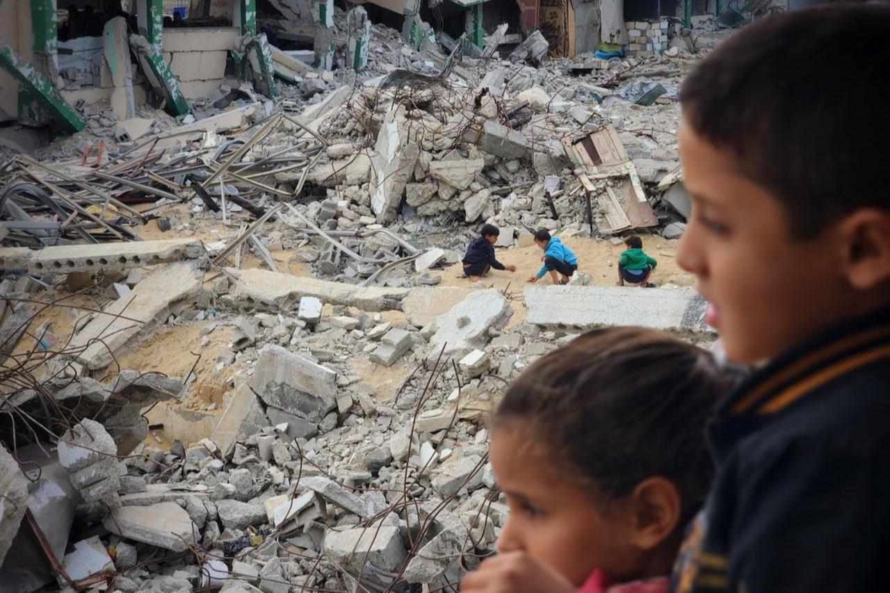 Palestinians try to continue their daily lives among the rubbles of demolished buildings under the difficult conditions due to Israeli attacks in Khan Yunis, Gaza on November 17, 2024. (AA Photo)