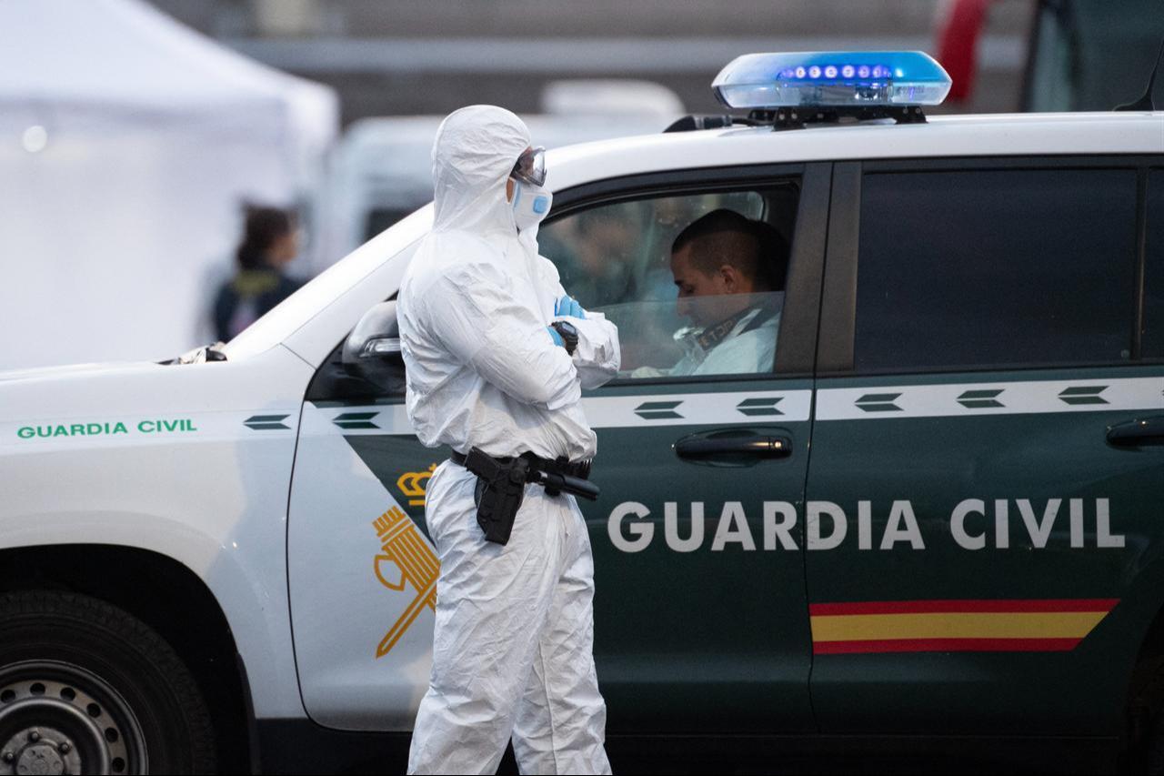 A Spanish civil guard wears a protective suit as the Dutch flagged hantavirus-stricken cruise ship MV Hondius arrived at the industrial port of Granadilla de Abona on the island of Tenerife in Spain's Canary Islands on May 10, 2026 (AFP Photo)